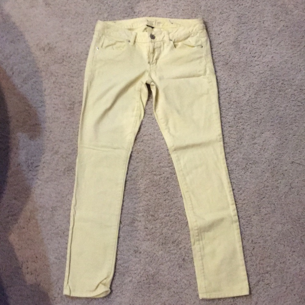 American Eagle pale yellow skinny jeans